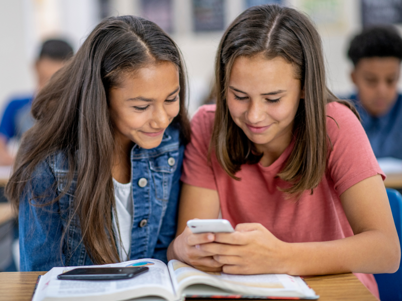 São José dos Pinhais proíbe uso de celulares nas escolas públicas municipais durante o horário escolar