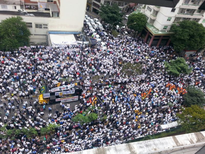 Taxistas de Curitiba protestam contra Uber em São Paulo