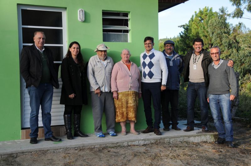 Vinte e quatro famílias de pequenos agricultores de Agudos do Sul recebem chaves da casa própria