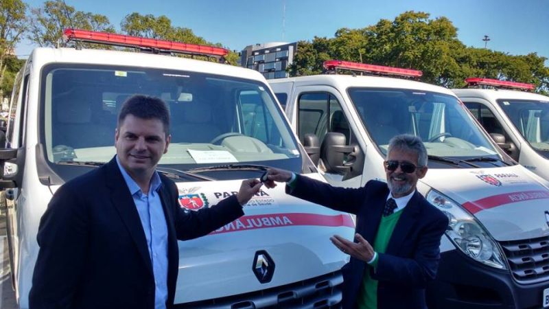 Prefeito Marcio Wozniack recebe ambulâncias para Fazenda Rio Grande