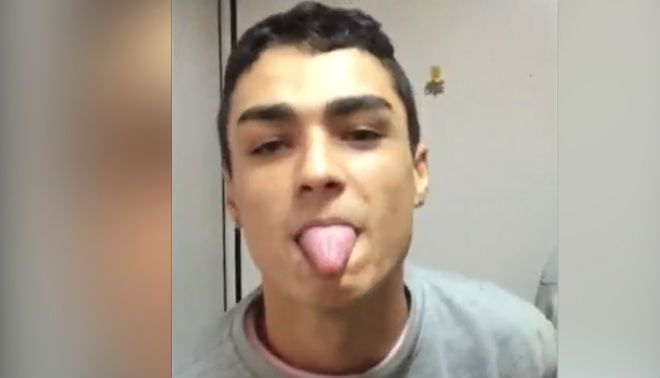 Homem preso insulta policiais e imprensa