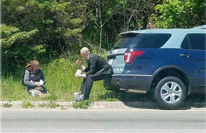 Policial dá almoço e atenção a moradora de rua