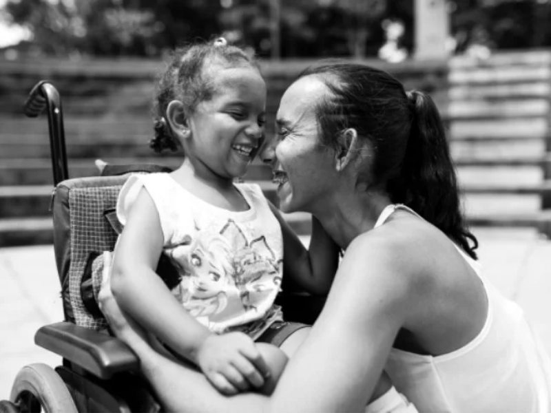 Por trás de uma pessoa com deficiência, há uma mãe que precisa de apoio 