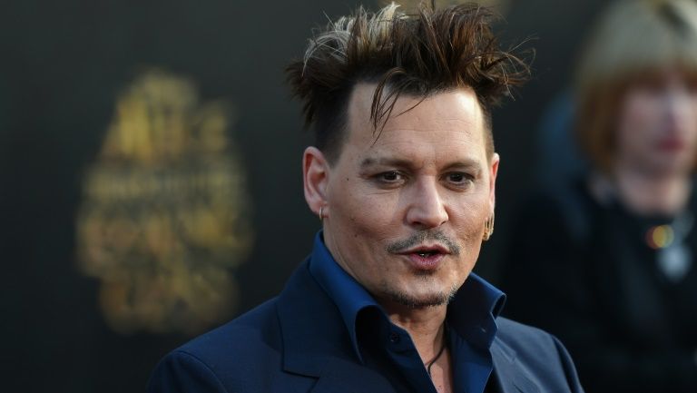 Amigos e família defendem Johnny Depp de acusação de violência doméstica