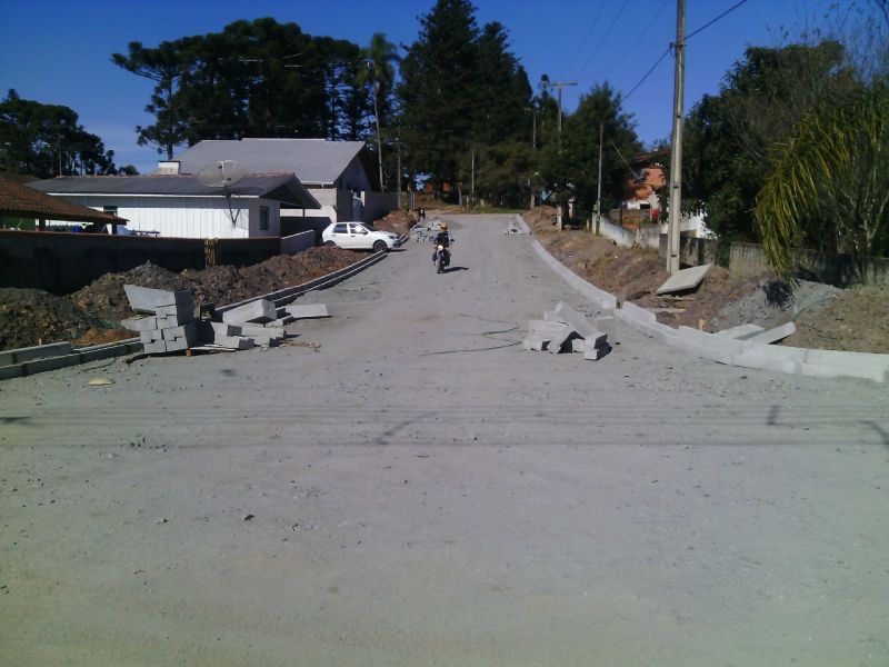 Prefeito Jorginho acompanha obras de asfalto na Vila Esperança