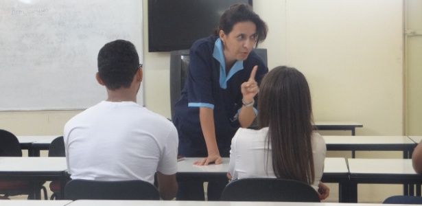 Professora se veste de faxineira para dar uma lição nos alunos