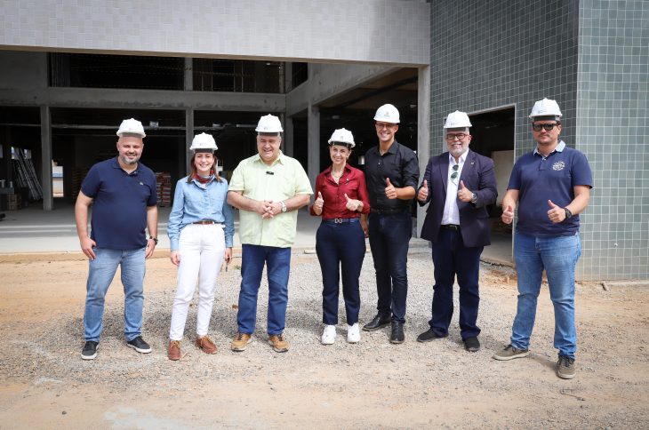  Prefeita Nina Singer e Secretário Beto Preto visitam obras do novo hospital e do AME em São José dos Pinhais