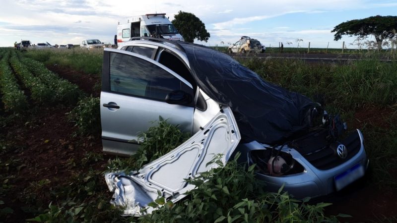 Casal morre e três pessoas ficam feridas após batida entre carro e caminhonete