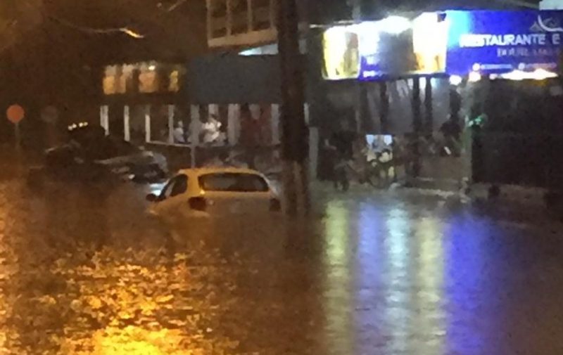 Chuva causa alagamentos e estragos em Curitiba e no litoral do Paraná