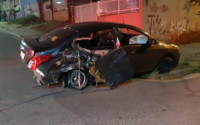 Veículo, com pelo menos 9 pessoas, bate em carro parado:  “Tinha gente no porta-malas”