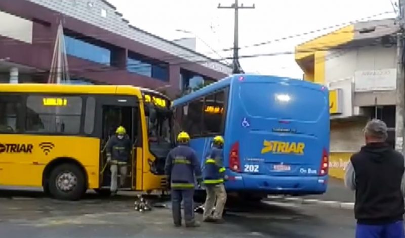 Passageiros ficam feridos em acidente entre dois ônibus do transporte coletivo de Araucária