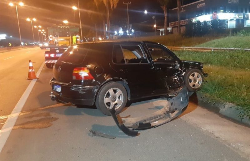 Fazenda Rio Grande: Jovem sem habilitação faz retorno proibido e atinge carro na BR-116