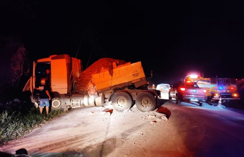 Duas pessoas morrem em acidente entre carro e caminhão na BR-277