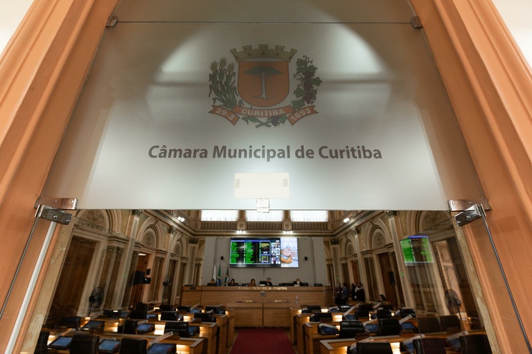 Em ‘projetos casados’, câmara aprova reposição para servidores, vereadores e prefeito de Curitiba; confira salários