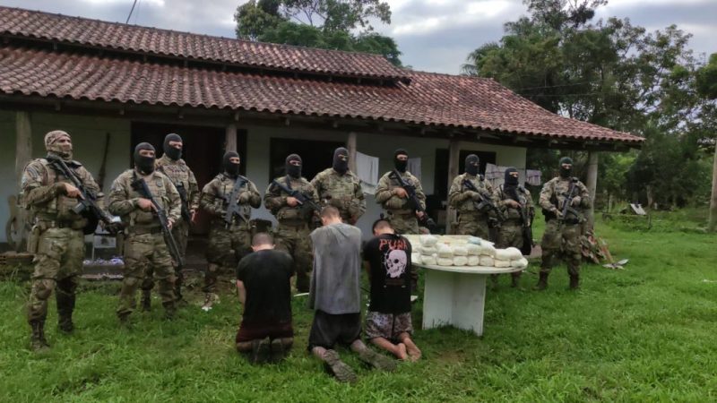 Laboratório de refino de cocaína é descoberto e três suspeitos são presos em Guaratuba