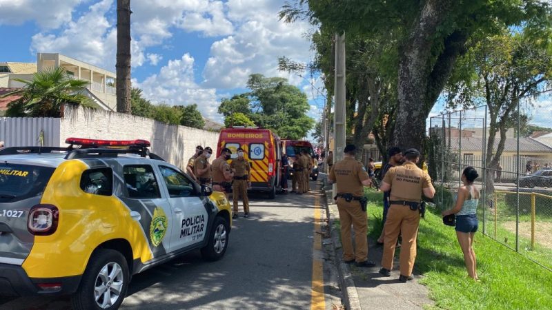 Jovens são surpreendidos por tiros em calçada na CIC; um morreu e quatro ficaram feridos