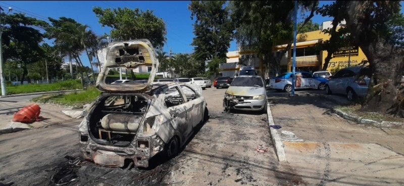 Mulher ateia fogo no carro do marido após suposta traição