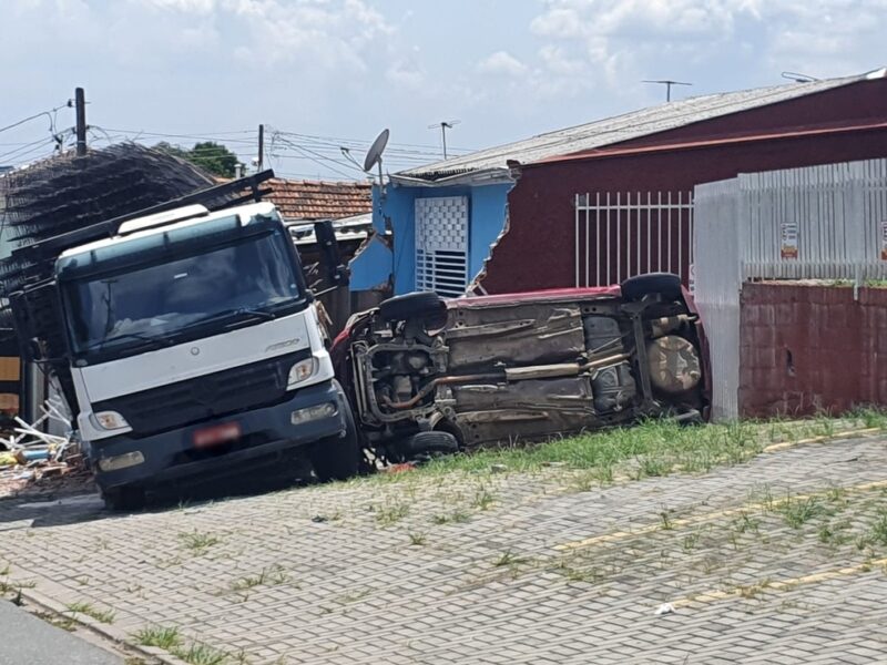 Caminhão bate em dois carros e invade casa com grupo de crianças, em Fazenda Rio Grande; veja fotos