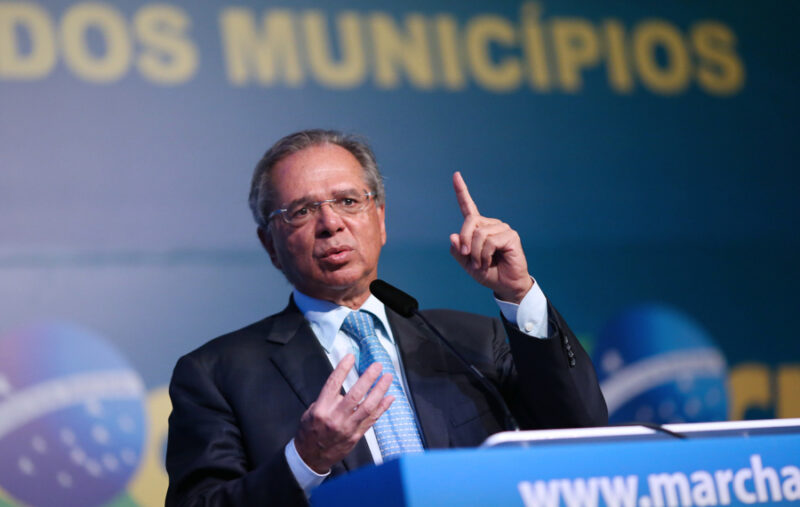 Paulo Guedes avalia reduzir imposto sobre os combustíveis