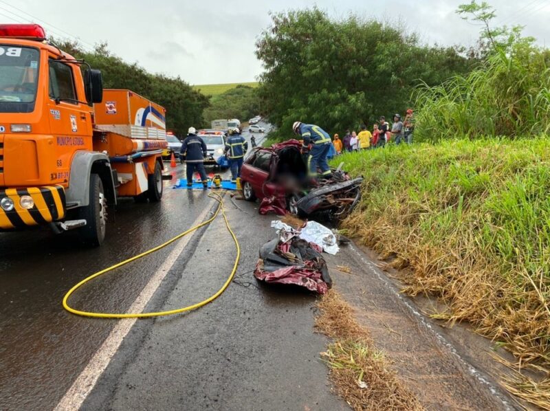 Quatro pessoas morrem após batida entre carro e carreta na PR-218, diz Samu