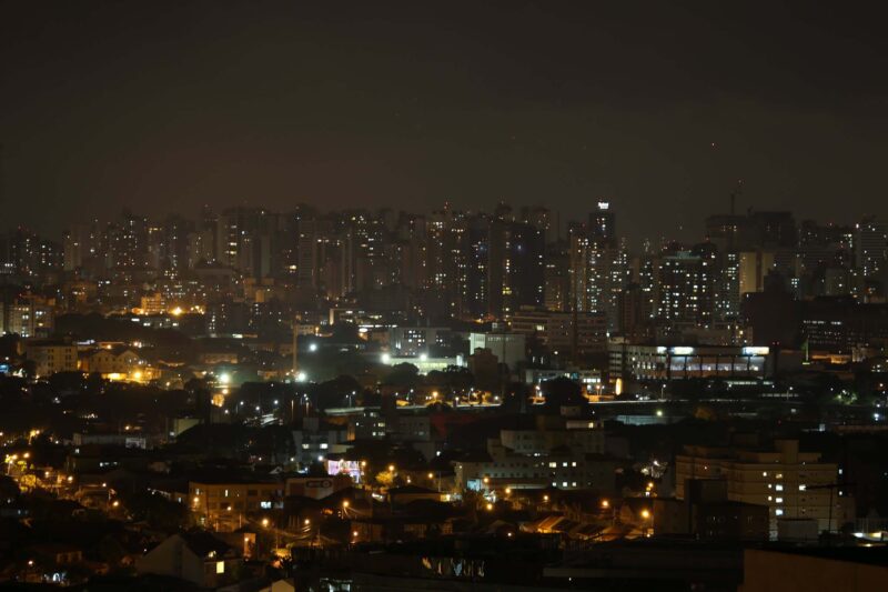 1,25 milhão de paranaenses alcançam meta de economia e recebem bônus na conta de luz