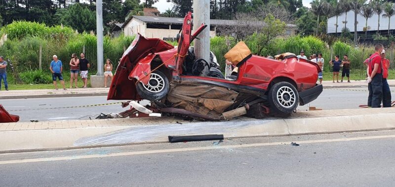 Passageiro morre e motorista fica ferido após carro bater em dois postes na PR-417, em Colombo