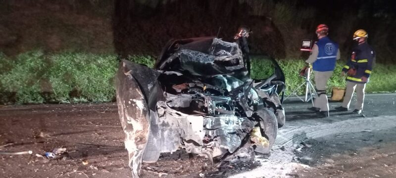 Motorista de carro morre após bater de frente com caminhão, na PR-423, em Araucária