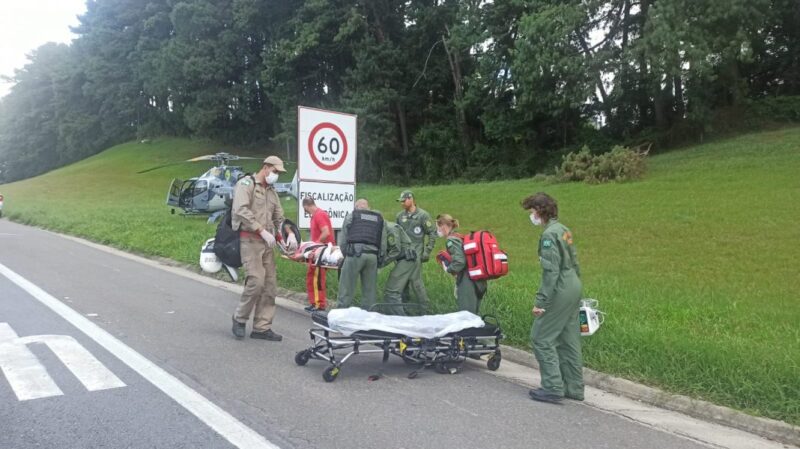 Motociclista fica ferido em acidente na BR-116,  sentido Fazenda Rio Grande e pista foi completamente bloqueada