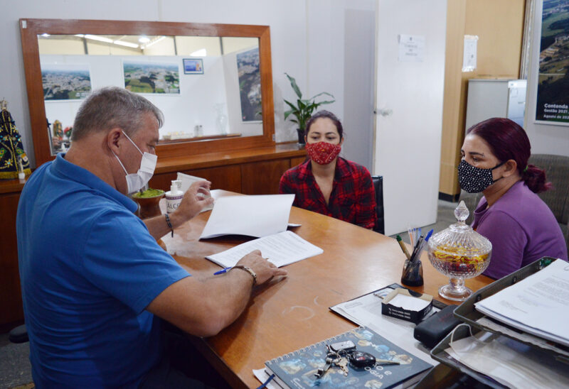 Contenda celebra contrato com a<br>Associação de Coletes Recicláveis