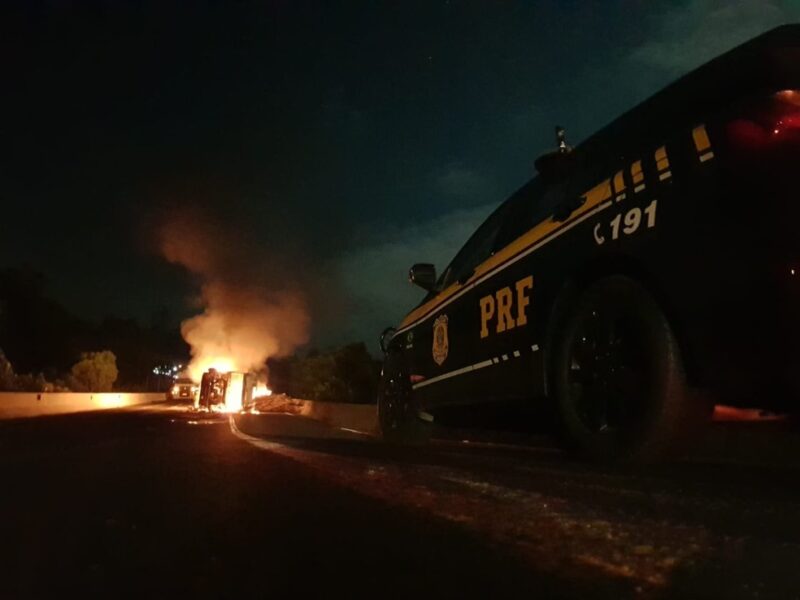 Carreta carregada com 30 toneladas de madeira tomba e pega fogo, na BR-116