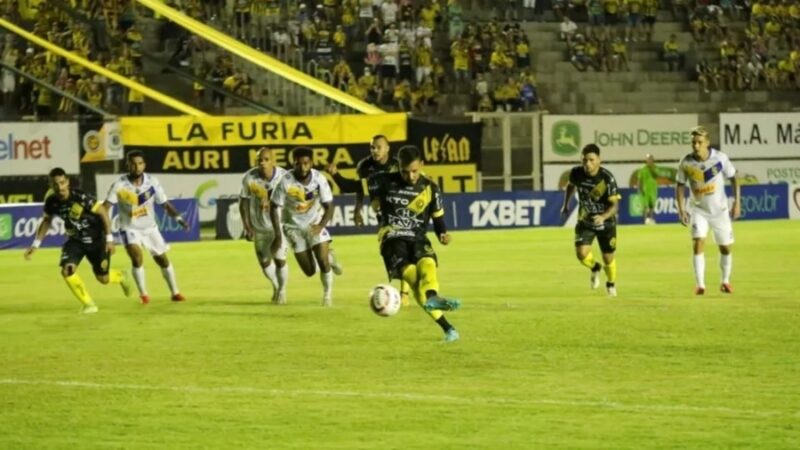 Cascavel vence o São Joseense e se torna líder do Paranaense. Atletiba sem gols