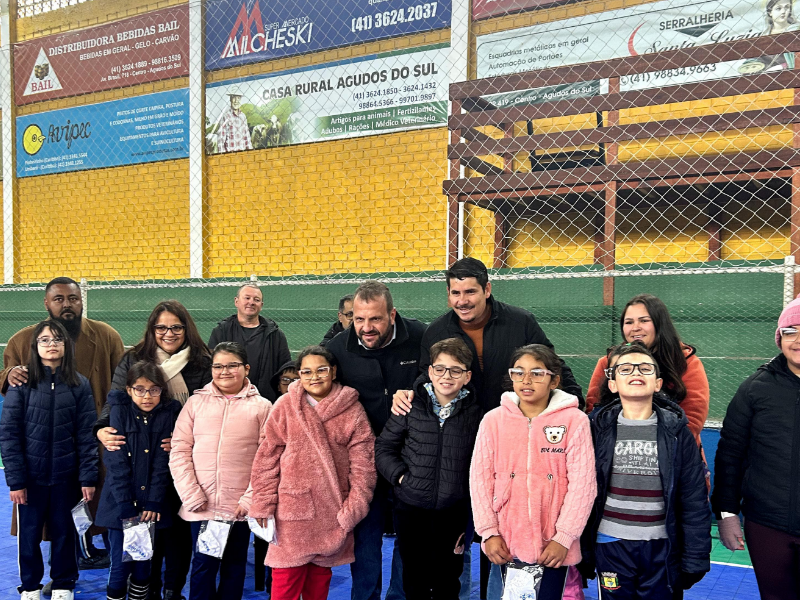 Alunos das redes municipal e estadual de Agudos do Sul recebem óculos pelo programa “Bons Olhos Paraná
