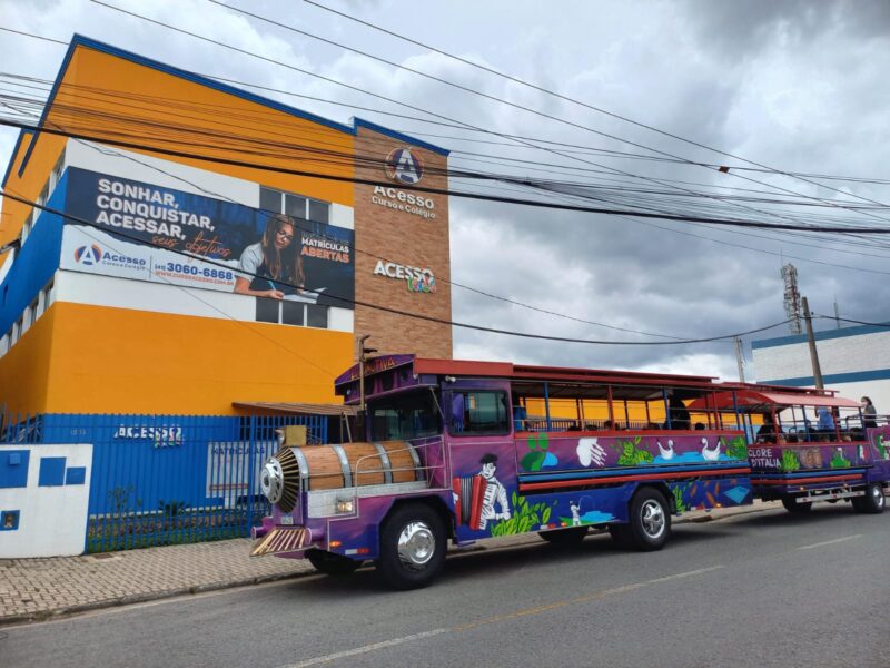 Ação de escola leva alunos para conhecer a própria cidade de uma forma descontraída