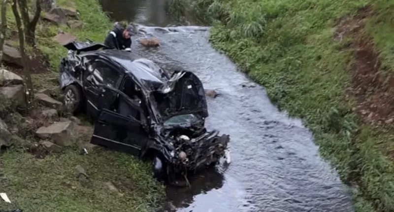 Carro capota e cai dentro de rio em parque de Guarapuava