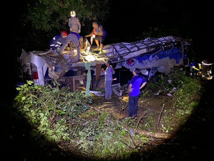 Ônibus cai em ribanceira e deixa pelo menos 10 mortos e 21 feridos, na região de Sapopema, no Paraná