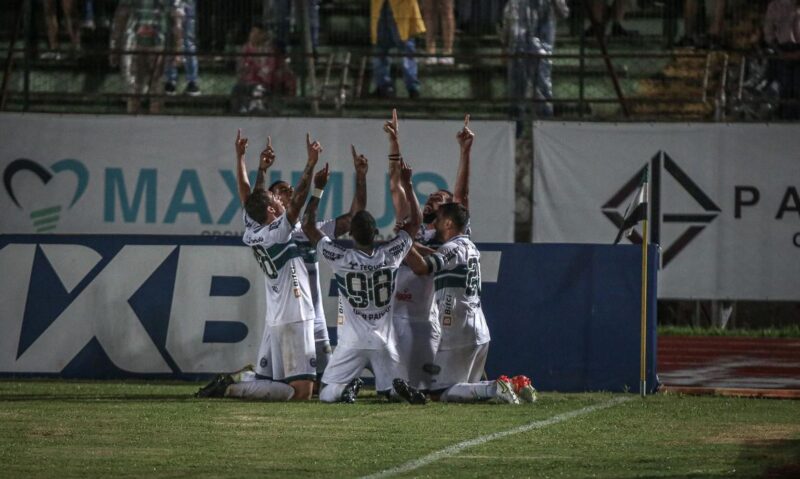 Coritiba vence Maringá no primeiro jogo da decisão do Paranaense