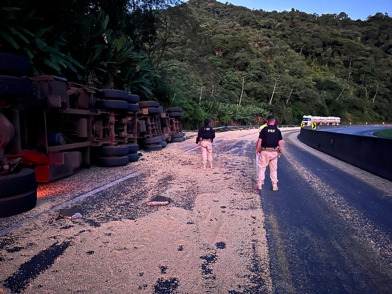 Acidente entre carretas bloqueia BR-277 e carga de etanol se espalha na rodovia no litoral do Paraná
