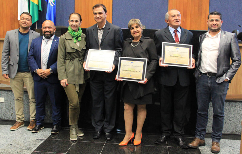 Câmara Municipal homenageia membros da comunidade