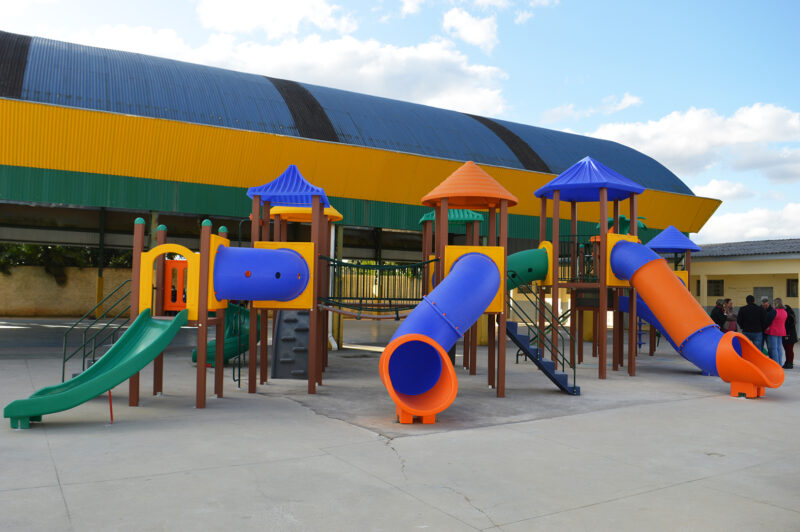 Contenda instala o playground da escola de Catanduvas do Sul