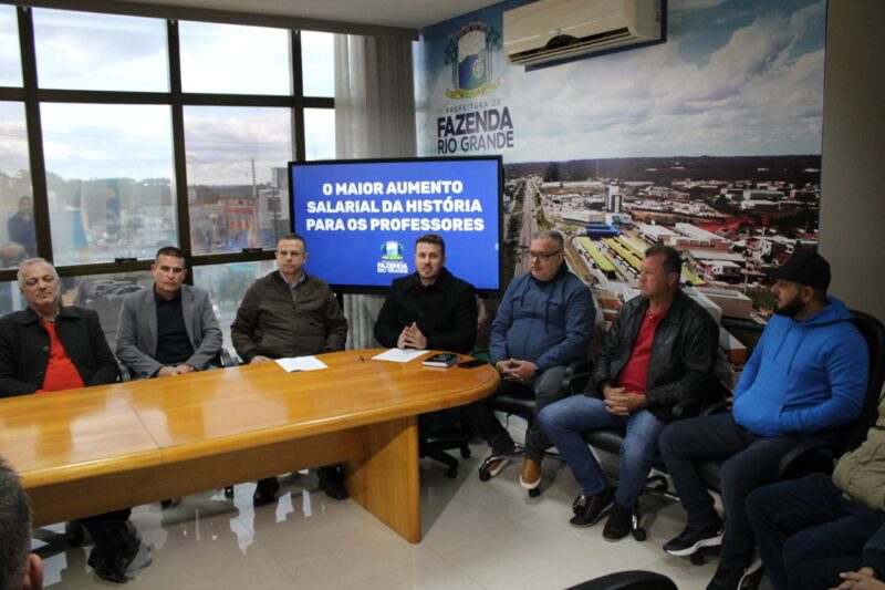 Prefeito de Fazenda Rio Grande anuncia o maior aumento salarial da história do município para professores!