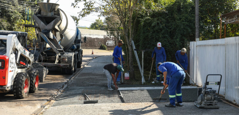 Regularização de calçada acontece na Rua América do Sul