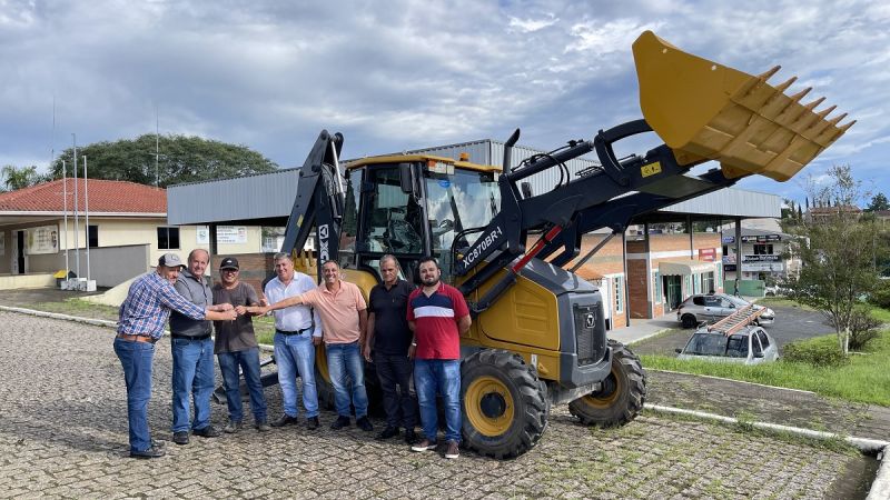 Tijucas do Sul recebe nova retroescavadeira para obras de manutenção após chuvas no município