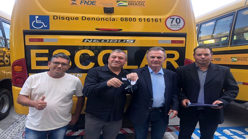 Contenda recebe novo ônibus escolar com grande solenidade