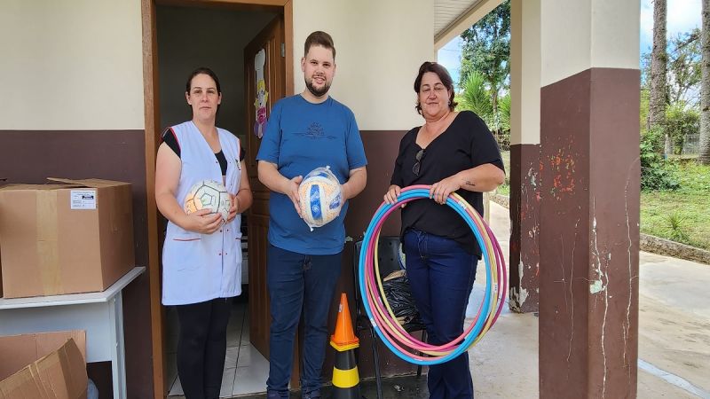 Agudos do Sul distribui kit esportivo para todas as escolas municipais