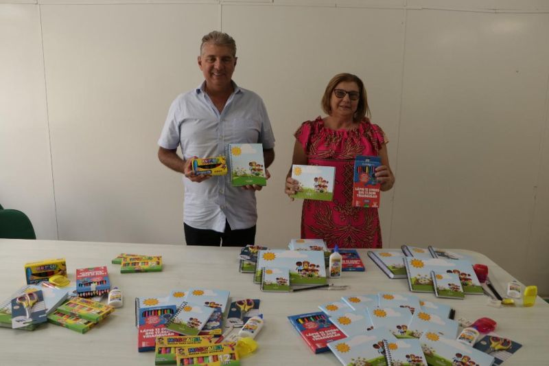 Educação de Mandirituba entrega mais de 3 mil kits escolares