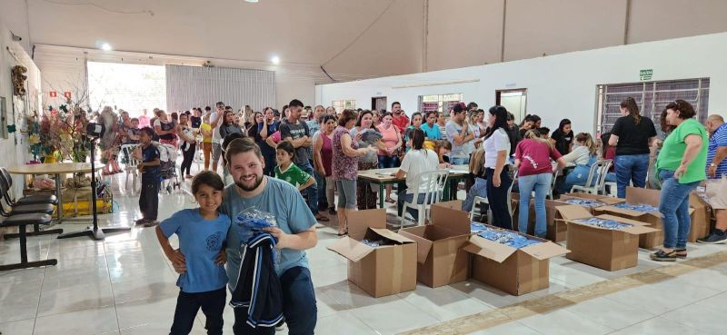 Educação de Agudos do Sul começa a entregar uniformes escolares