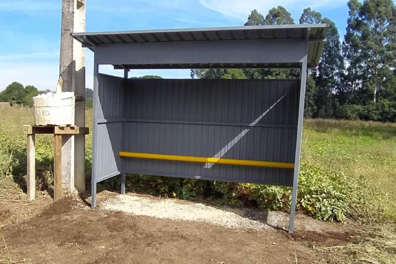 Novos pontos de ônibus estão sendo instalados em Piên