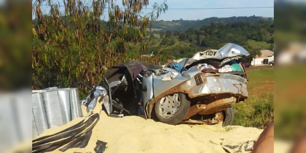 Carreta tomba sobre carro com três pessoas na PR-445. Todas ilesas