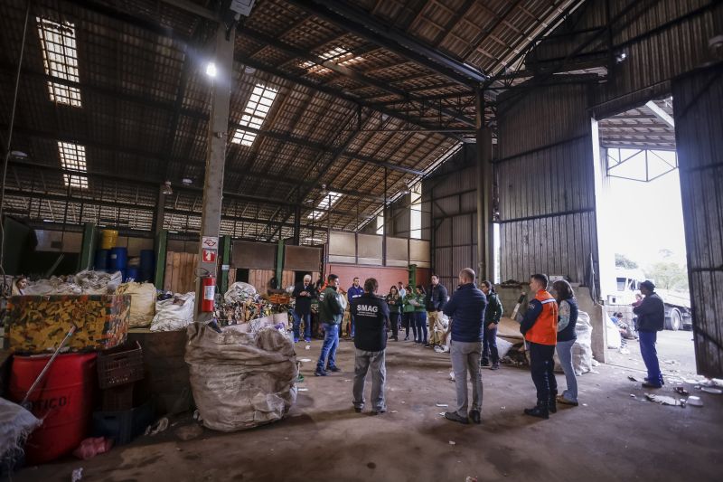 Conselheiros e representantes visitam centro de reciclagem e discutem questões ambientais