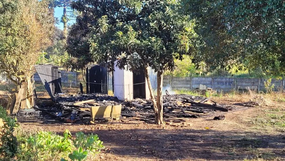 Duas pessoas morrem queimadas em incêndio em casa, em Ponta Grossa